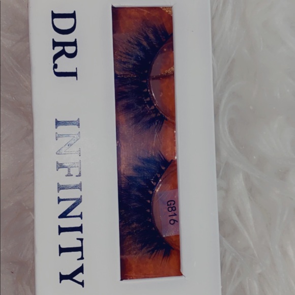 Lashes - Picture 10 of 16